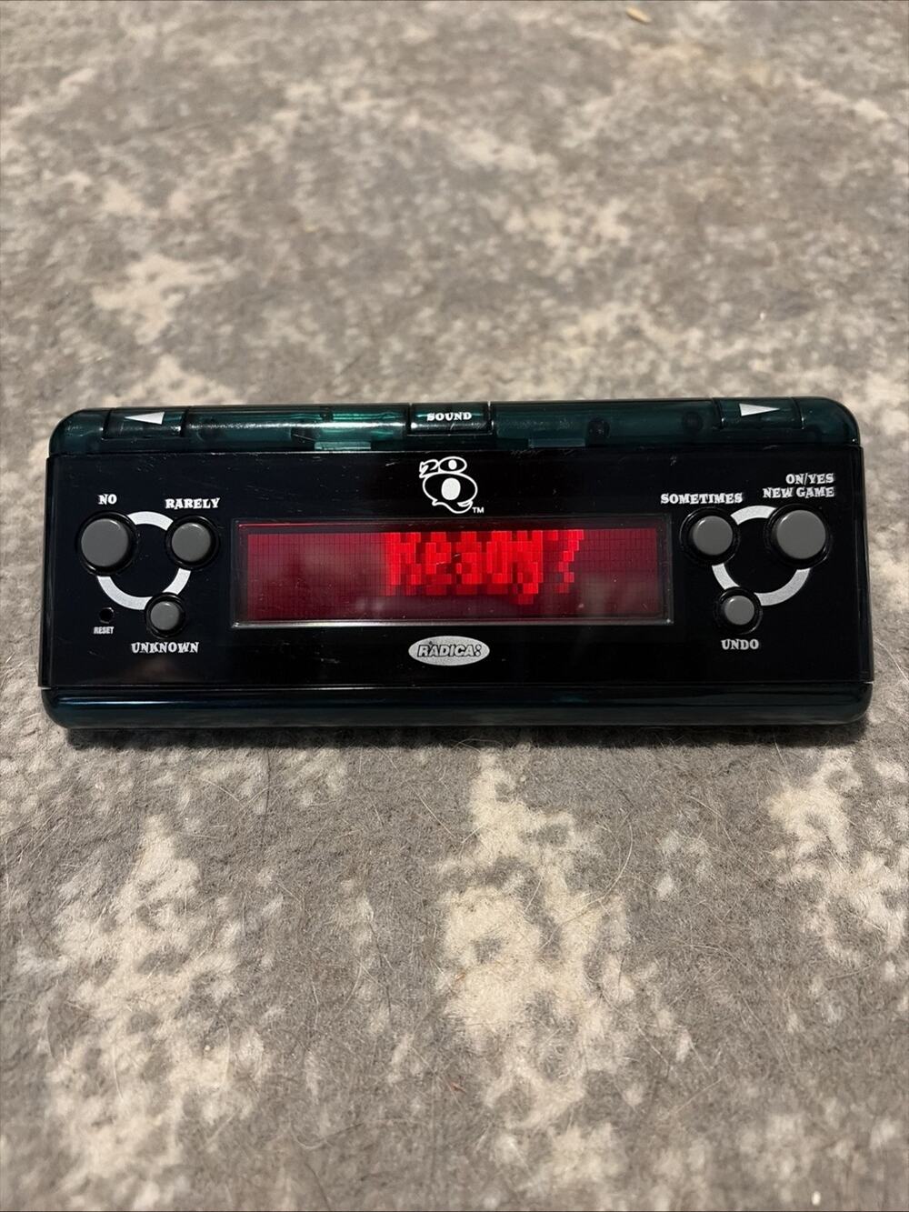 Green Radica 20Q Questions 2005 Electronic Handheld Game Big Screen Deluxe